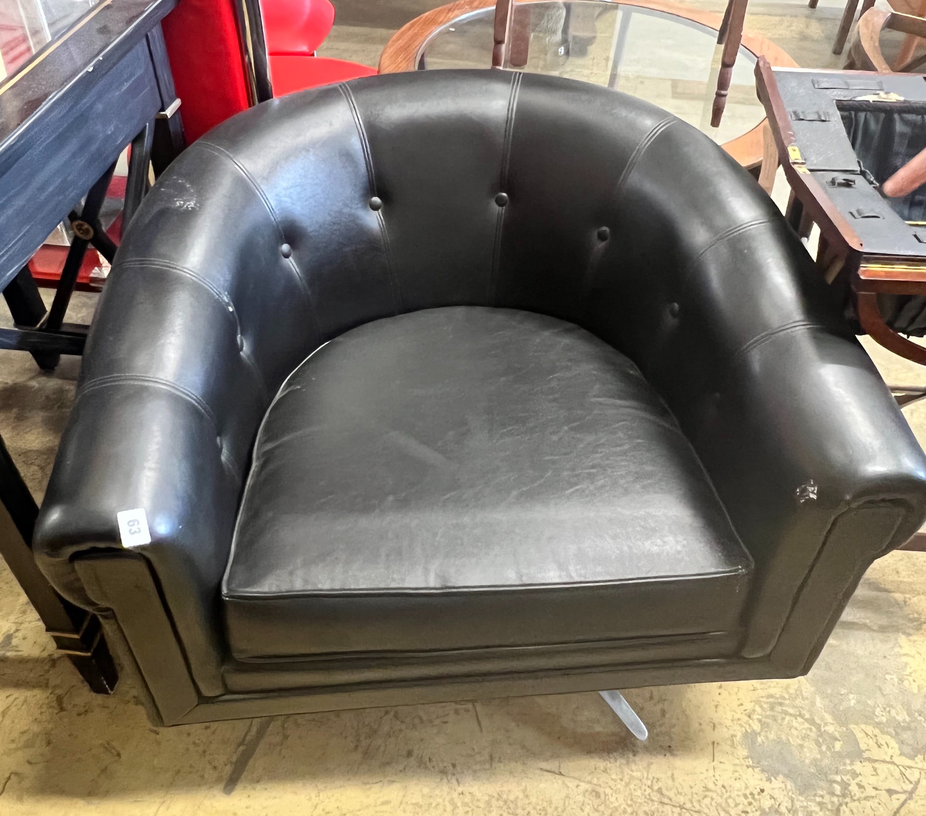 A contemporary leatherette swivel chair, width 84cm, depth 76cm, height 61cm